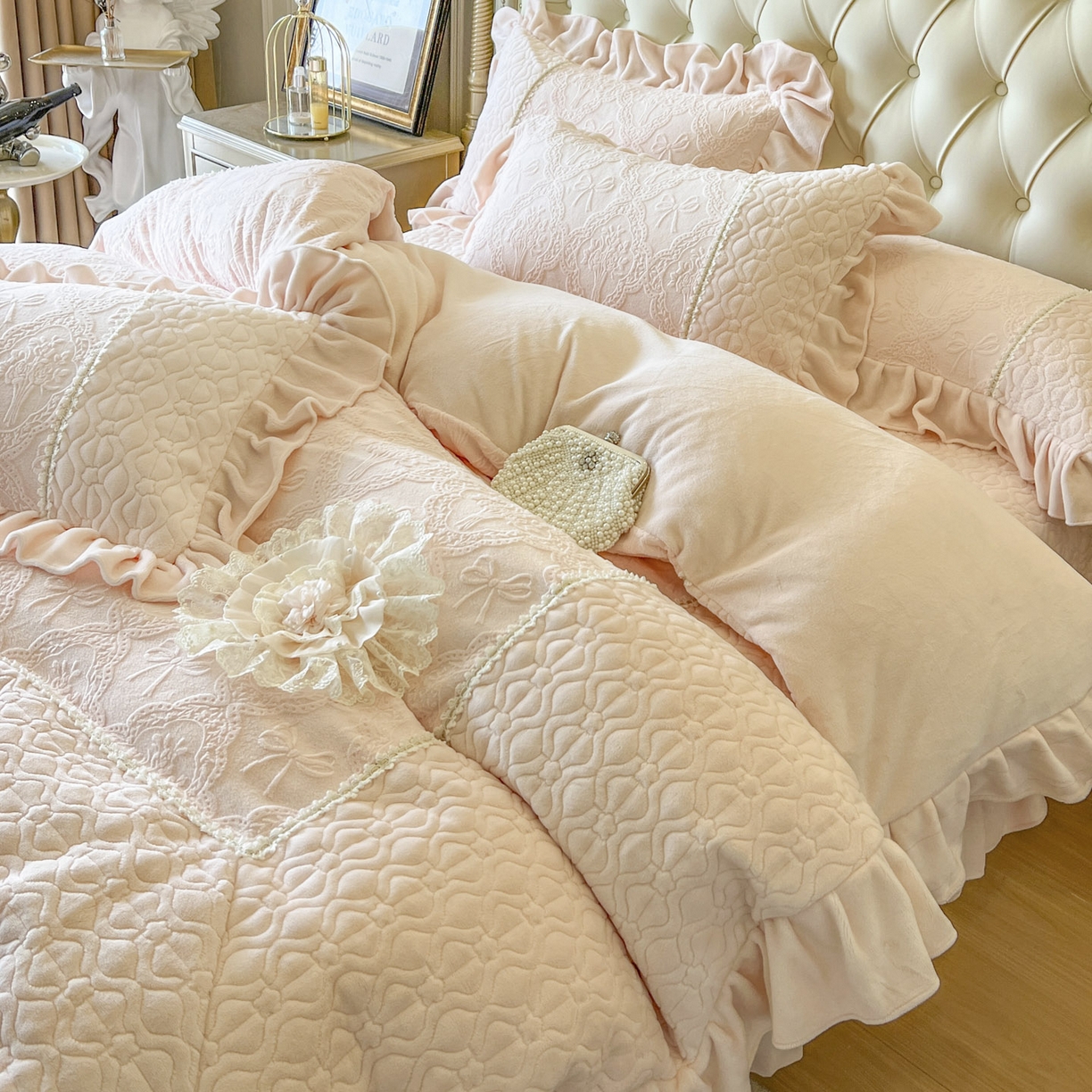 91家纺网 家纺一手货源 找家纺 （总）亲亲公主 2025新款高克重雕花牛奶绒床盖四件套-巴黎情缘