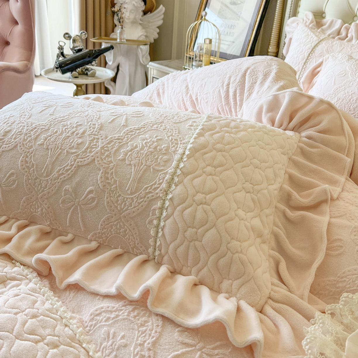 91家纺网 家纺一手货源 找家纺 （总）亲亲公主 2025新款高克重雕花牛奶绒床盖四件套-巴黎情缘