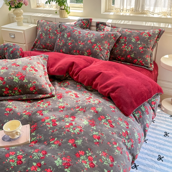 91家纺网 家纺一手货源 找家纺 欧尚 2025新款高克重牛奶绒加厚保暖印花床盖四件套 玫瑰故事