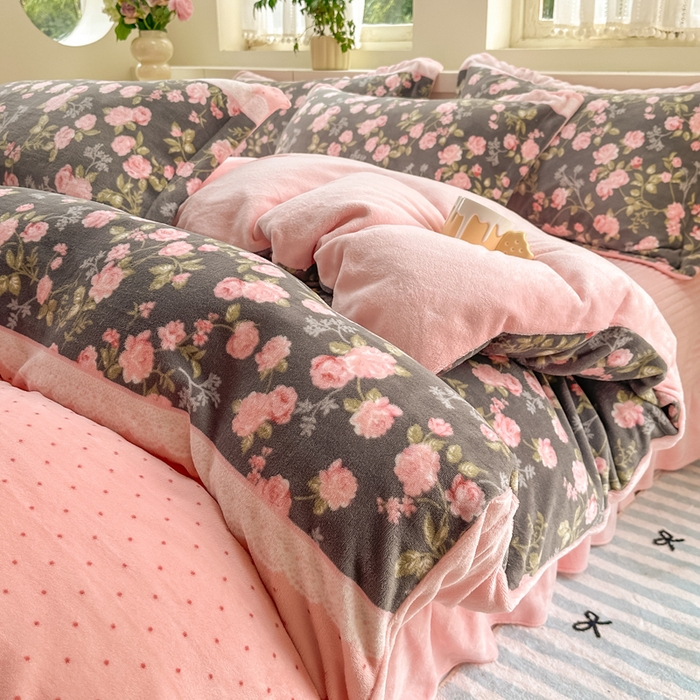 91家纺网 家纺一手货源 找家纺 欧尚 2025新款高克重牛奶绒加厚保暖印花床盖四件套 秘密花园