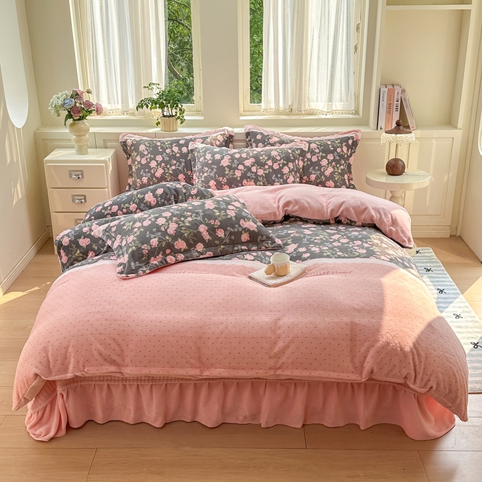 91家纺网 家纺一手货源 找家纺 欧尚 2025新款高克重牛奶绒加厚保暖印花床盖四件套 秘密花园