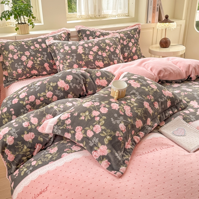 91家纺网 家纺一手货源 找家纺 欧尚 2025新款高克重牛奶绒加厚保暖印花床盖四件套 秘密花园