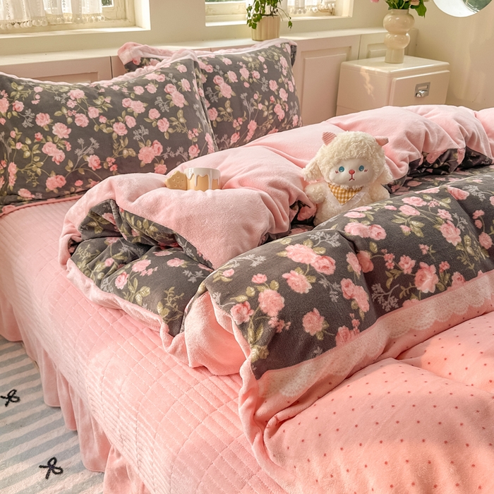 91家纺网 家纺一手货源 找家纺 欧尚 2025新款高克重牛奶绒加厚保暖印花床盖四件套 秘密花园