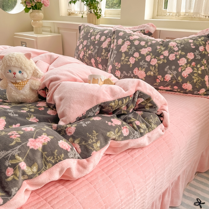 91家纺网 家纺一手货源 找家纺 欧尚 2025新款高克重牛奶绒加厚保暖印花床盖四件套 秘密花园