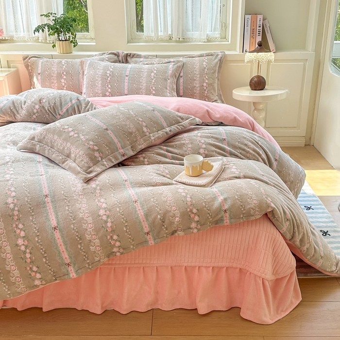 91家纺网 家纺一手货源 找家纺 欧尚 2025新款高克重牛奶绒加厚保暖印花床盖四件套 摩卡