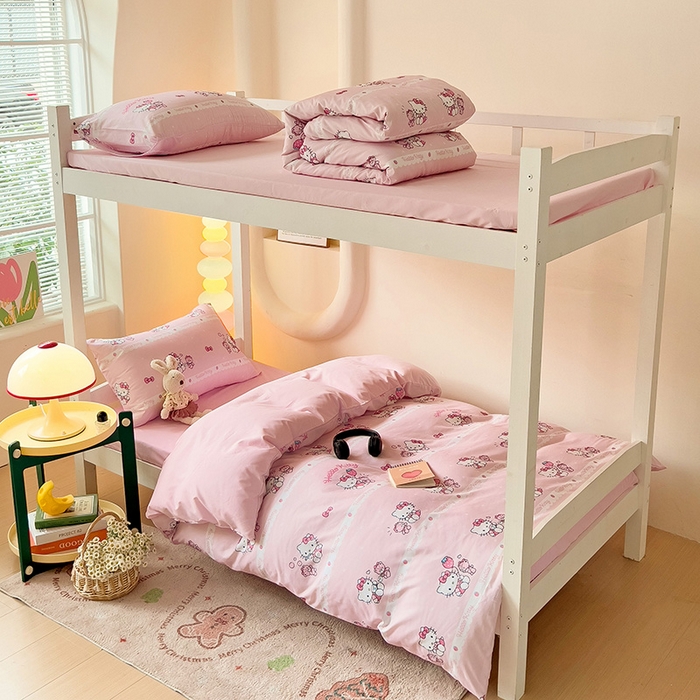 91家纺网 家纺一手货源 找家纺 港岛妹妹 2025新款云朵水洗工艺三丽鸥学生宿舍三件套上下铺三件套 三丽鸥-草莓甜心kt猫