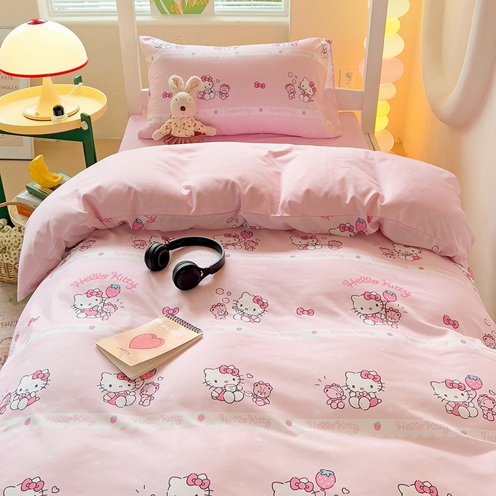 91家纺网 家纺一手货源 找家纺 港岛妹妹 2025新款云朵水洗工艺三丽鸥学生宿舍三件套上下铺三件套 三丽鸥-草莓甜心kt猫