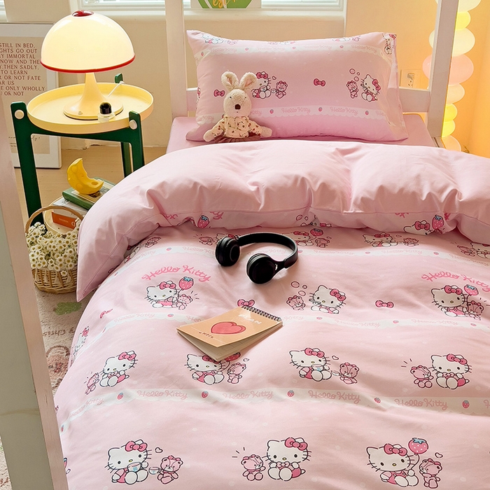 91家纺网 家纺一手货源 找家纺 港岛妹妹 2025新款云朵水洗工艺三丽鸥学生宿舍三件套上下铺三件套 三丽鸥-草莓甜心kt猫