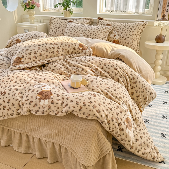 91家纺网 家纺一手货源 找家纺 欧尚 2025新款高克重牛奶绒加厚保暖印花床盖四件套 田园兔