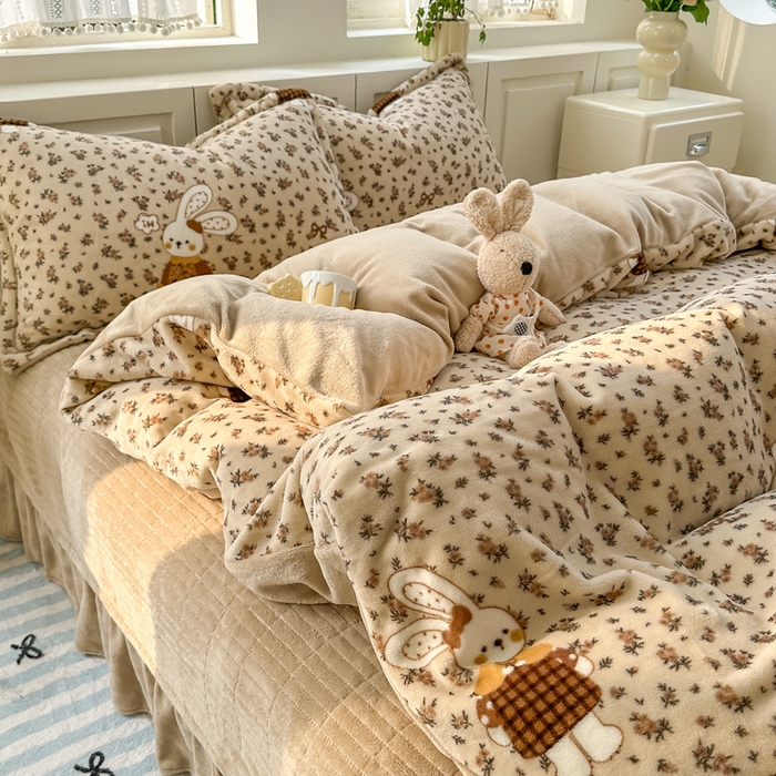 91家纺网 家纺一手货源 找家纺 欧尚 2025新款高克重牛奶绒加厚保暖印花床盖四件套 田园兔