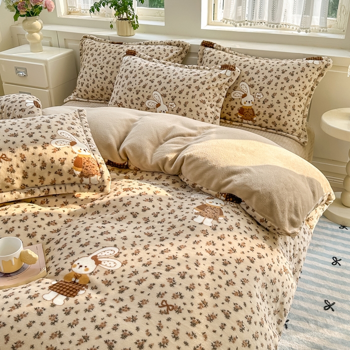 91家纺网 家纺一手货源 找家纺 欧尚 2025新款高克重牛奶绒加厚保暖印花床盖四件套 田园兔