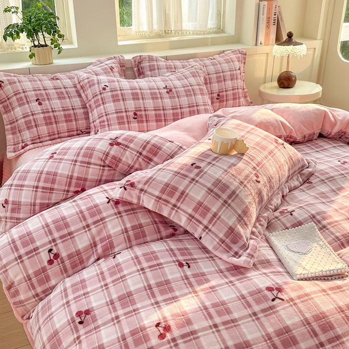 91家纺网 家纺一手货源 找家纺 欧尚 2025新款高克重牛奶绒加厚保暖印花床盖四件套 乌梅子酱