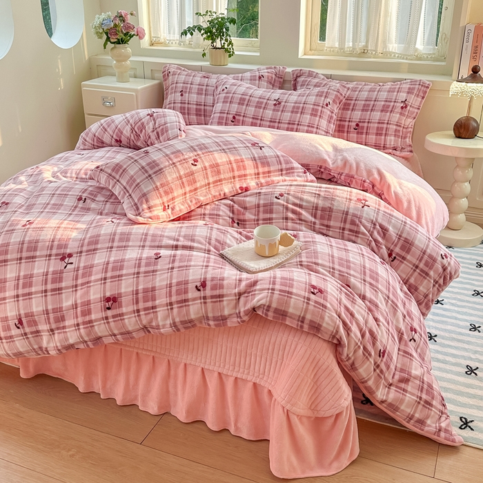 91家纺网 家纺一手货源 找家纺 欧尚 2025新款高克重牛奶绒加厚保暖印花床盖四件套 乌梅子酱