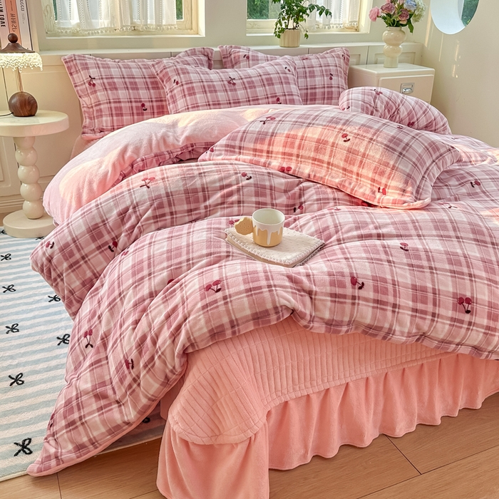 91家纺网 家纺一手货源 找家纺 欧尚 2025新款高克重牛奶绒加厚保暖印花床盖四件套 乌梅子酱