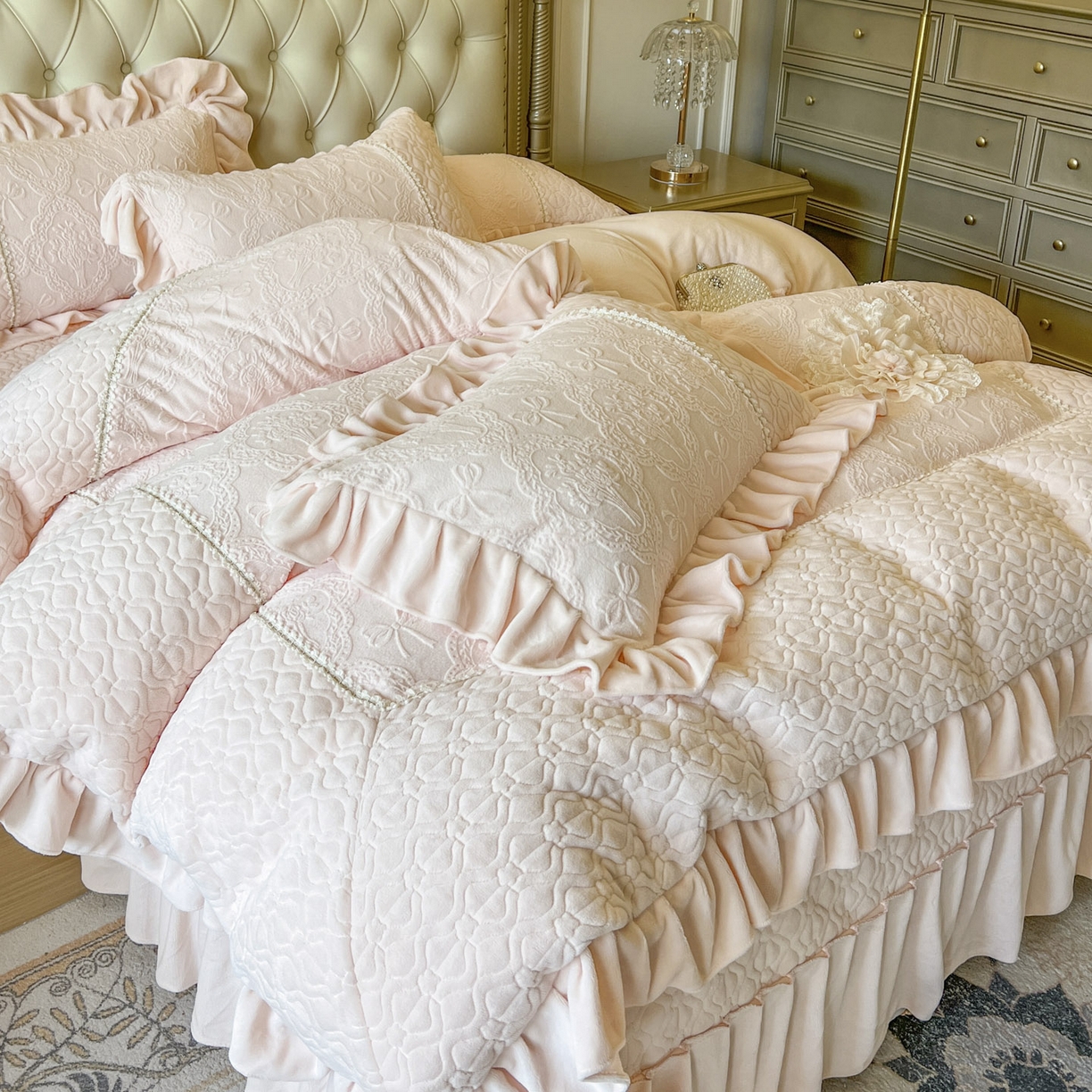 91家纺网 家纺一手货源 找家纺 亲亲公主 2025新款高克重雕花牛奶绒四件套-巴黎情缘 巴黎情缘-粉玉