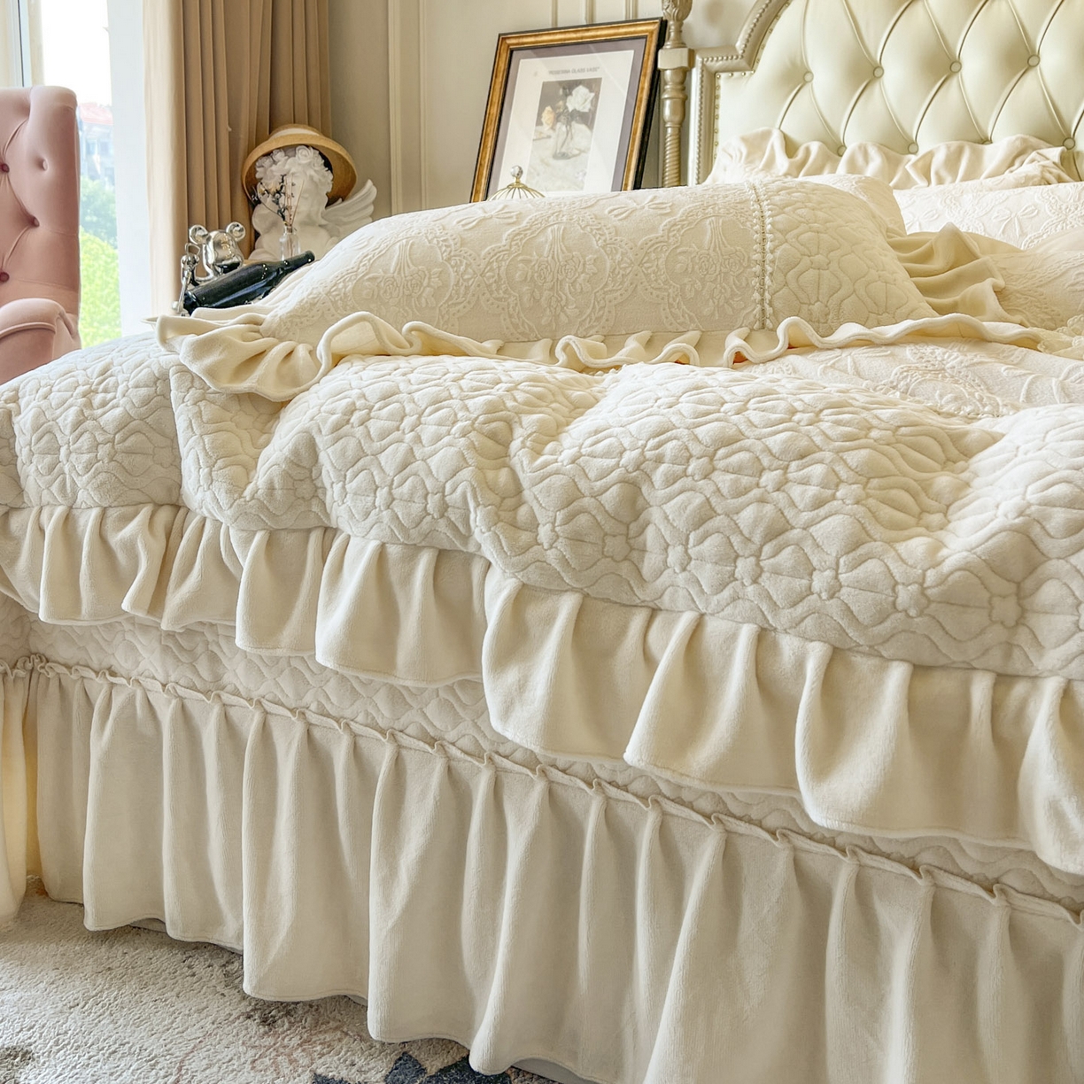 91家纺网 家纺一手货源 找家纺 亲亲公主 2025新款高克重雕花牛奶绒四件套-巴黎情缘 巴黎情缘-奶白