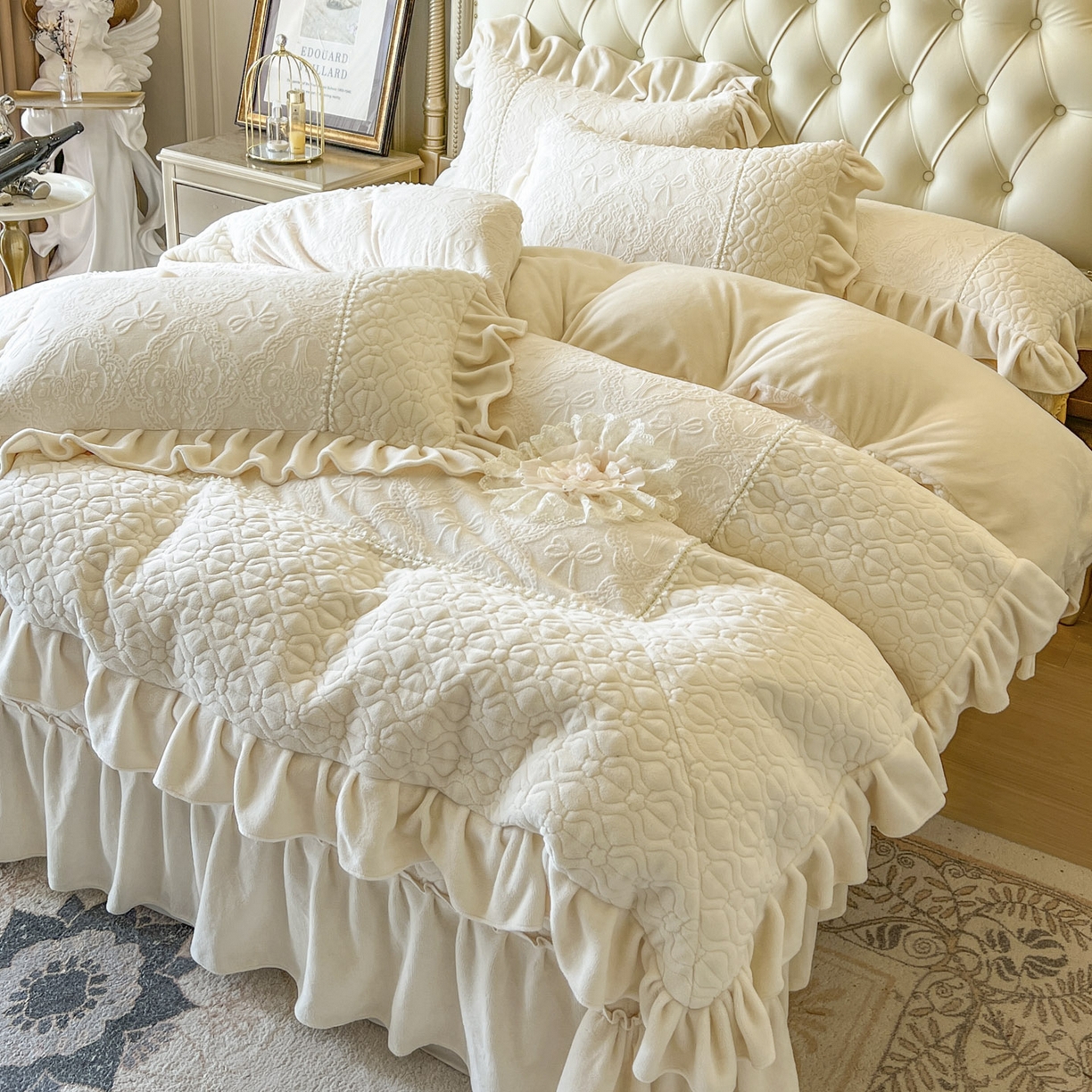 91家纺网 家纺一手货源 找家纺 亲亲公主 2025新款高克重雕花牛奶绒四件套-巴黎情缘 巴黎情缘-奶白