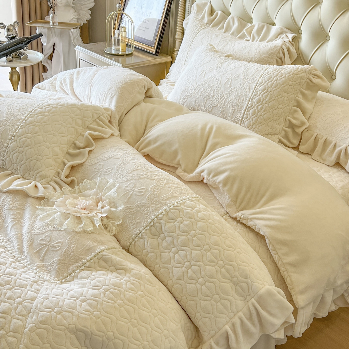91家纺网 家纺一手货源 找家纺 亲亲公主 2025新款高克重雕花牛奶绒四件套-巴黎情缘 巴黎情缘-奶白