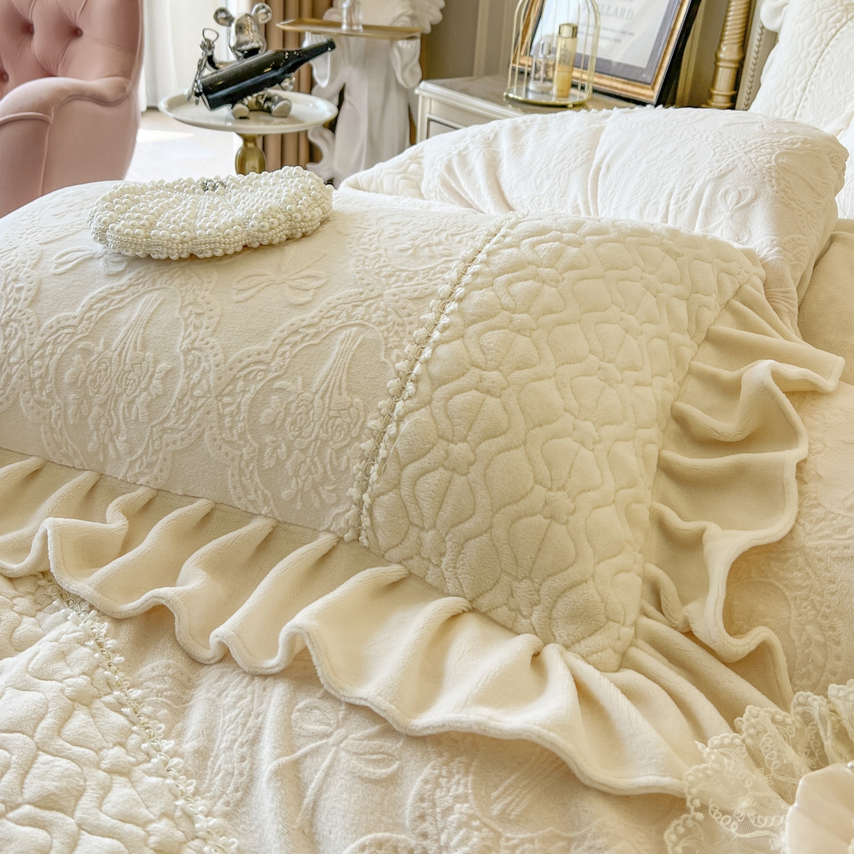 91家纺网 家纺一手货源 找家纺 亲亲公主 2025新款高克重雕花牛奶绒四件套-巴黎情缘 巴黎情缘-奶白