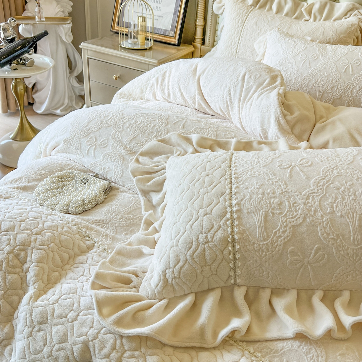 91家纺网 家纺一手货源 找家纺 亲亲公主 2025新款高克重雕花牛奶绒四件套-巴黎情缘 巴黎情缘-奶白