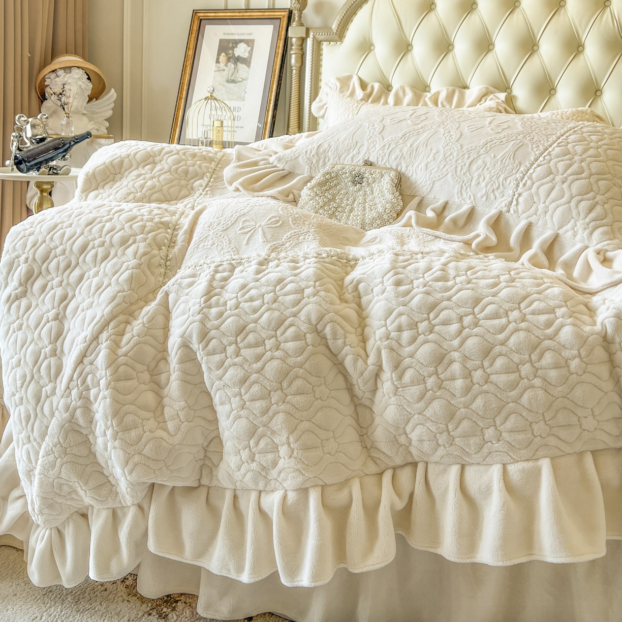 91家纺网 家纺一手货源 找家纺 亲亲公主 2025新款高克重雕花牛奶绒四件套-巴黎情缘 巴黎情缘-奶白