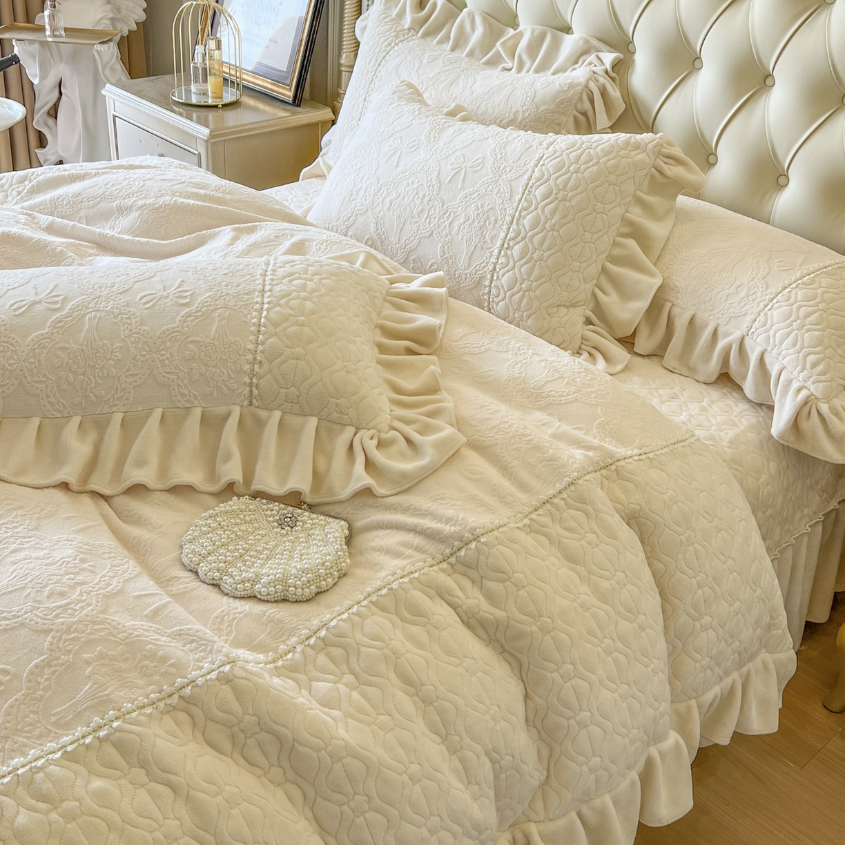 91家纺网 家纺一手货源 找家纺 亲亲公主 2025新款高克重雕花牛奶绒四件套-巴黎情缘 巴黎情缘-奶白