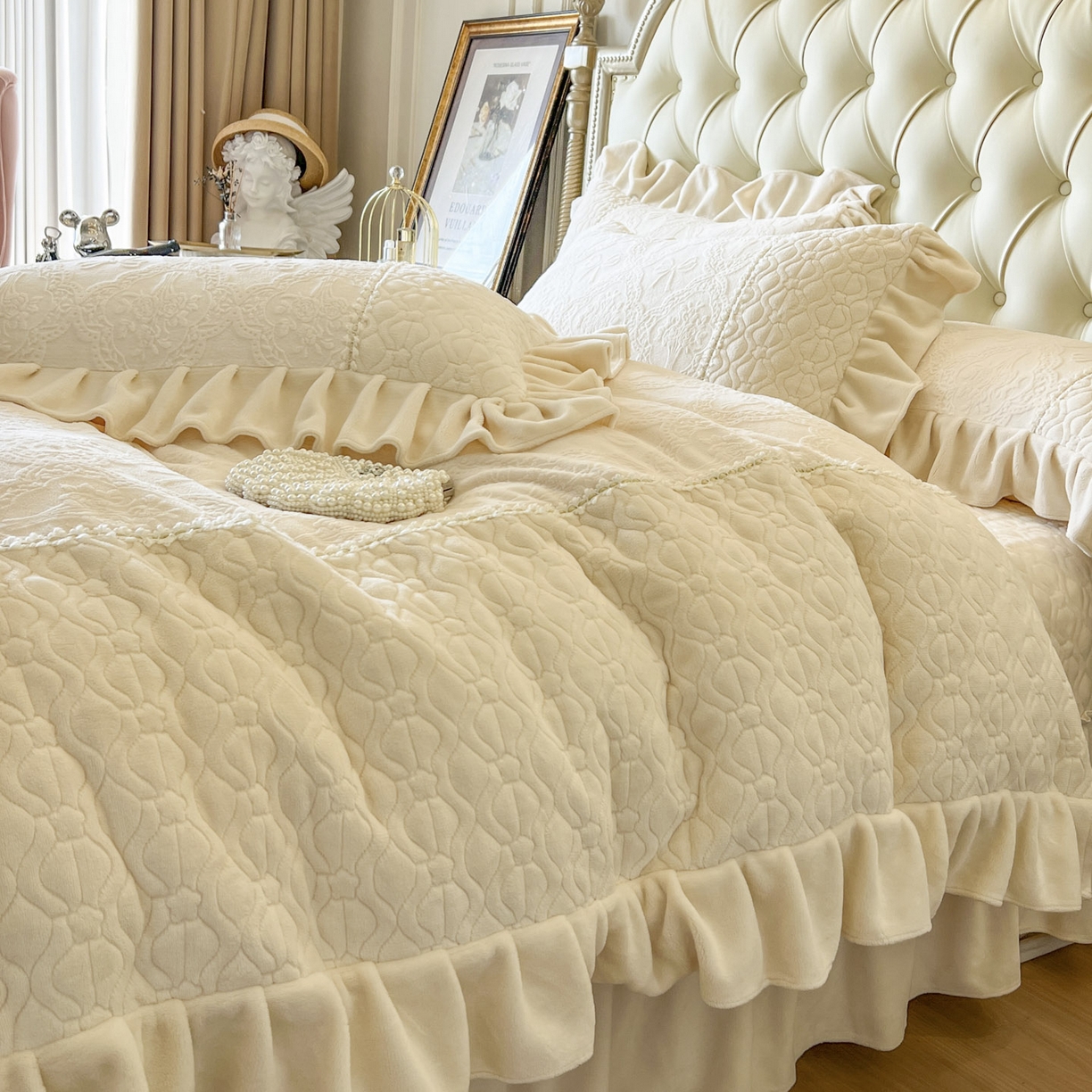 91家纺网 家纺一手货源 找家纺 亲亲公主 2025新款高克重雕花牛奶绒四件套-巴黎情缘 巴黎情缘-奶白