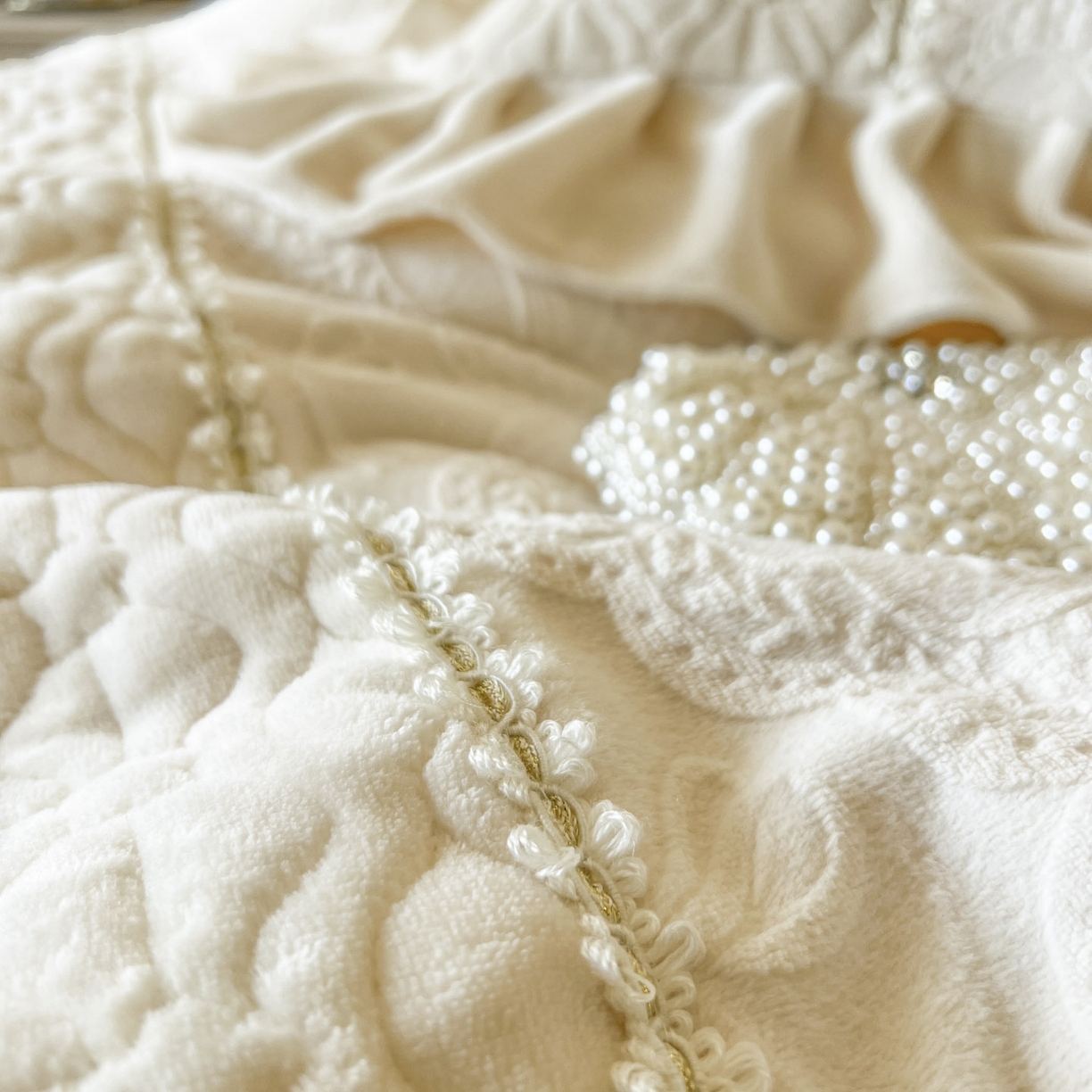 91家纺网 家纺一手货源 找家纺 亲亲公主 2025新款高克重雕花牛奶绒四件套-巴黎情缘 巴黎情缘-奶白