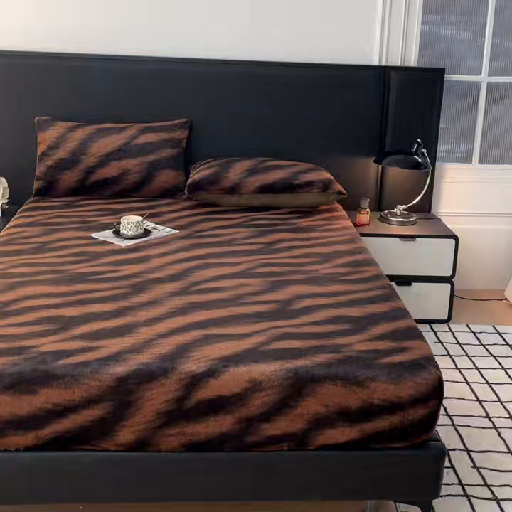91家纺网 家纺一手货源 找家纺 乐窝家纺仓储 2025新款亲肤加厚保暖兔毛绒牛奶绒单品床笠单件床笠-美拉德 美拉德-斑马纹