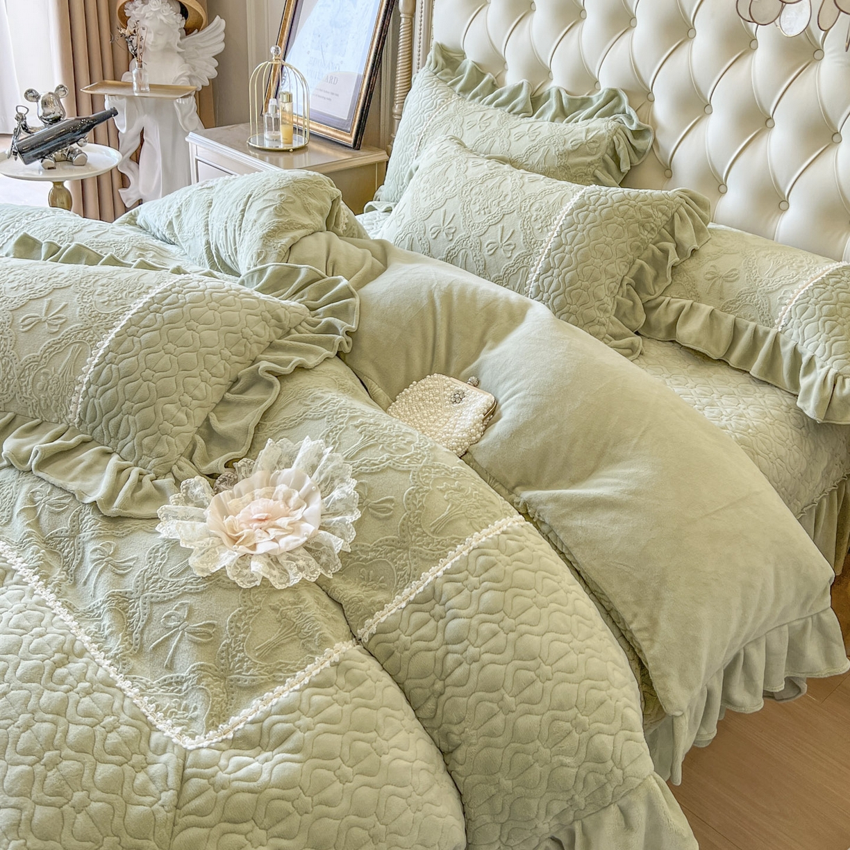 91家纺网 家纺一手货源 找家纺 亲亲公主 2025新款高克重雕花牛奶绒四件套-巴黎情缘 巴黎情缘-香草绿