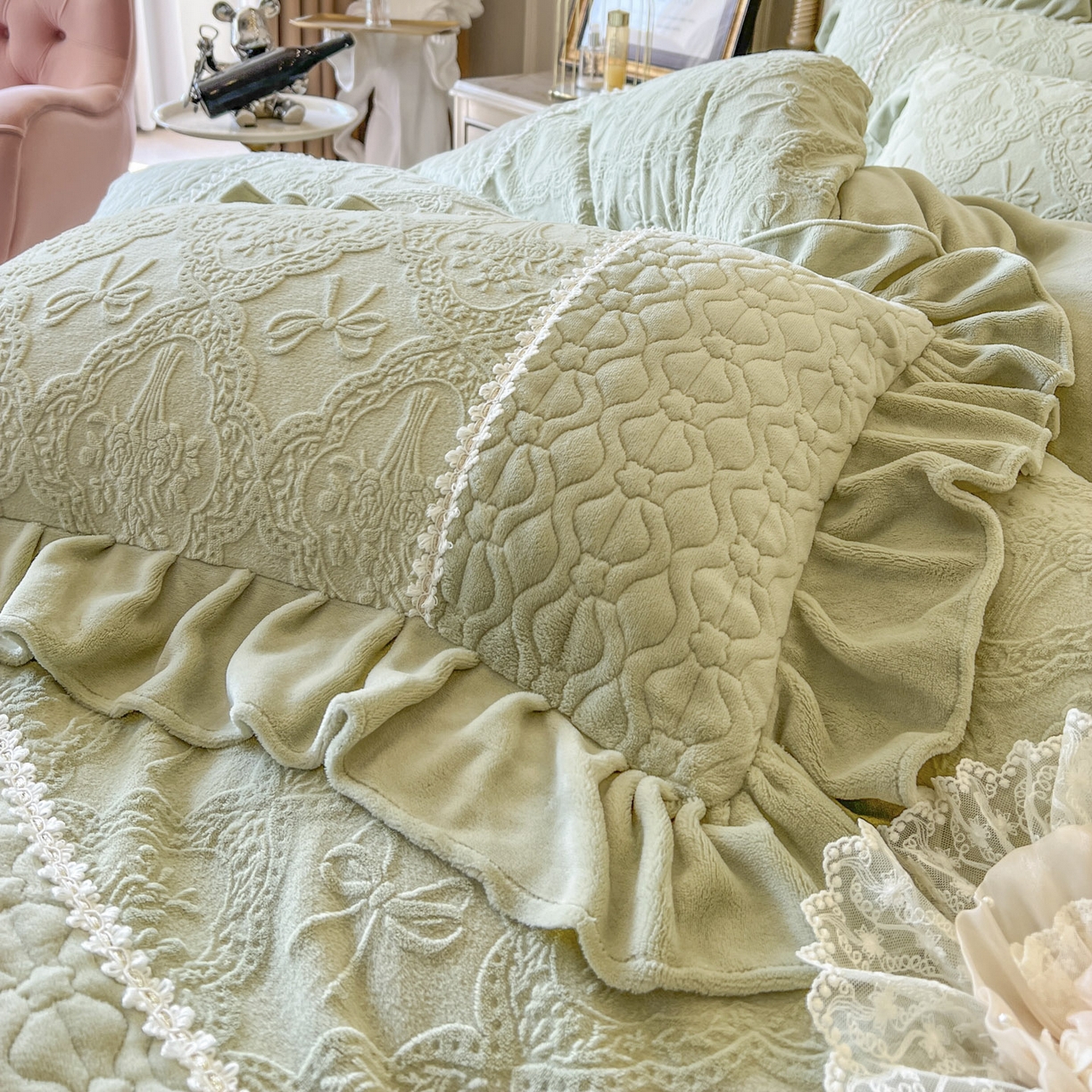 91家纺网 家纺一手货源 找家纺 亲亲公主 2025新款高克重雕花牛奶绒四件套-巴黎情缘 巴黎情缘-香草绿