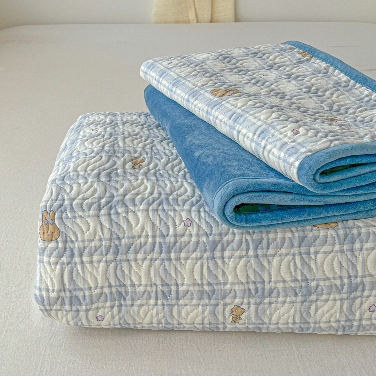 91家纺网 家纺一手货源 找家纺 慕晨 2025新品棉加绒床盖一面全棉一面牛奶绒床盖炕盖单品床盖床盖单件加厚高温酵素砂洗 米小兔