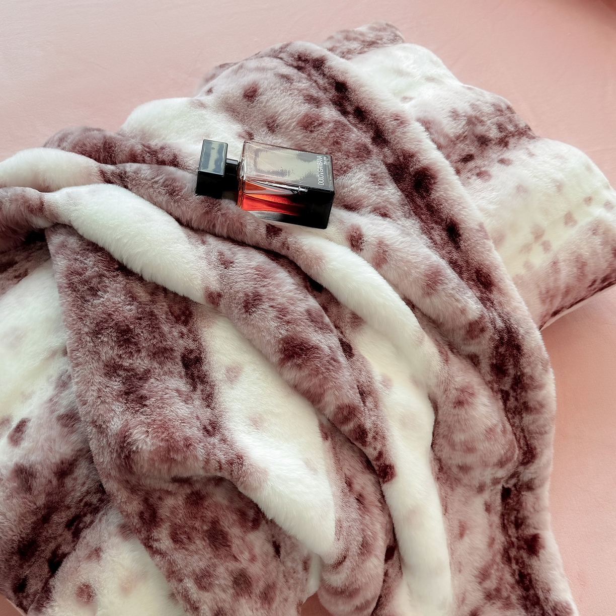 91家纺网 家纺一手货源 找家纺 （总）奥汀洛家纺 2025新款全消光丹麦貂牛奶绒加厚四件套-豹纹系列