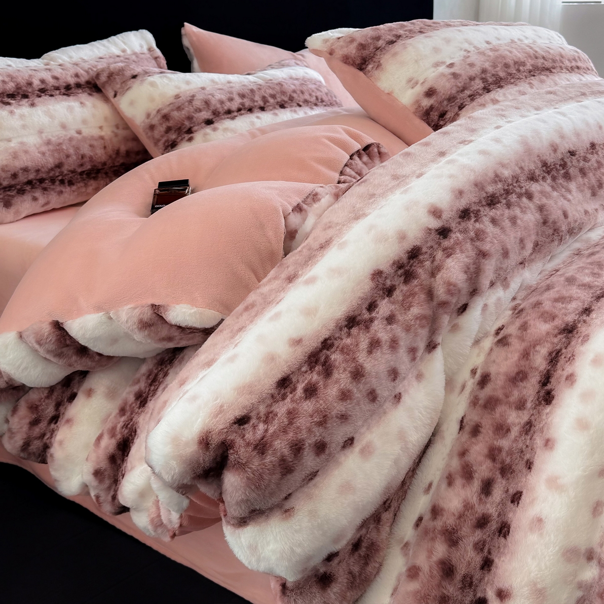 91家纺网 家纺一手货源 找家纺 （总）奥汀洛家纺 2025新款全消光丹麦貂牛奶绒加厚四件套-豹纹系列