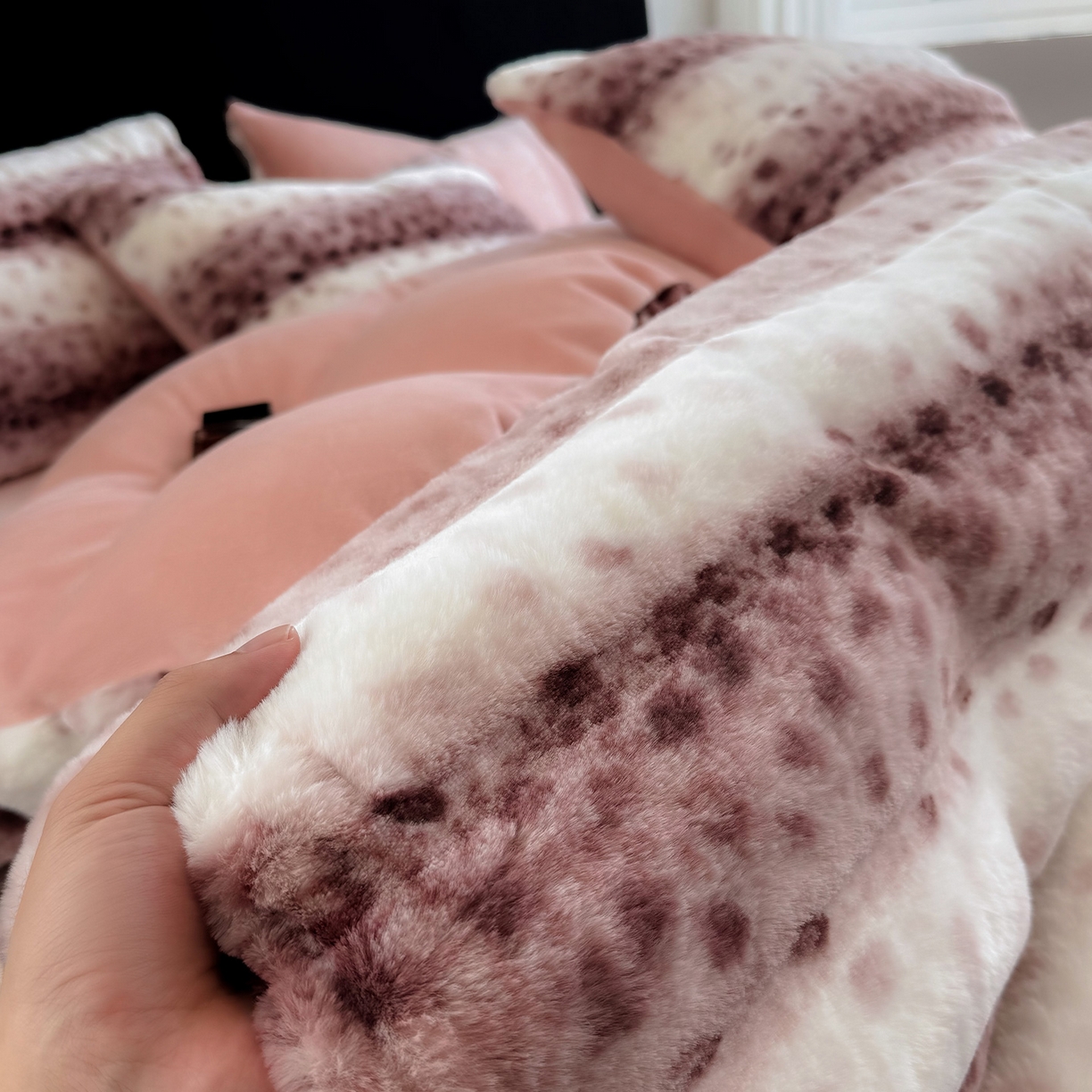 91家纺网 家纺一手货源 找家纺 （总）奥汀洛家纺 2025新款全消光丹麦貂牛奶绒加厚四件套-豹纹系列