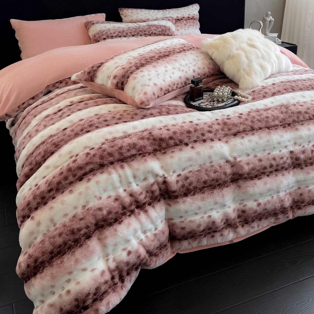 91家纺网 家纺一手货源 找家纺 （总）奥汀洛家纺 2025新款全消光丹麦貂牛奶绒加厚四件套-豹纹系列