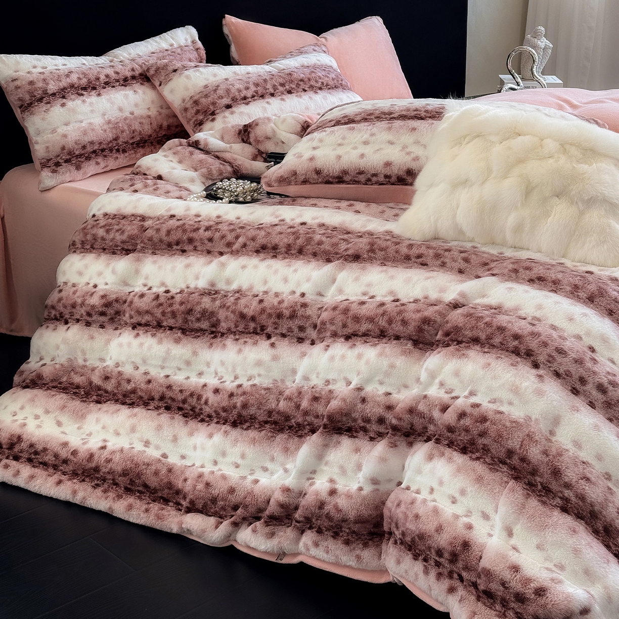 91家纺网 家纺一手货源 找家纺 （总）奥汀洛家纺 2025新款全消光丹麦貂牛奶绒加厚四件套-豹纹系列