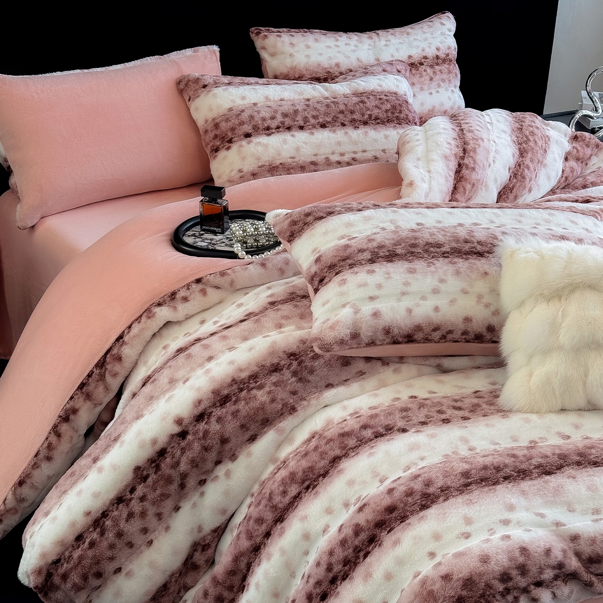 91家纺网 家纺一手货源 找家纺 （总）奥汀洛家纺 2025新款全消光丹麦貂牛奶绒加厚四件套-豹纹系列