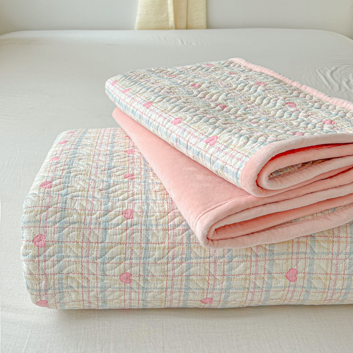 91家纺网 家纺一手货源 找家纺 慕晨 2025新品棉加绒床盖一面全棉一面牛奶绒床盖炕盖单品床盖床盖单件加厚高温酵素砂洗 爱心满满