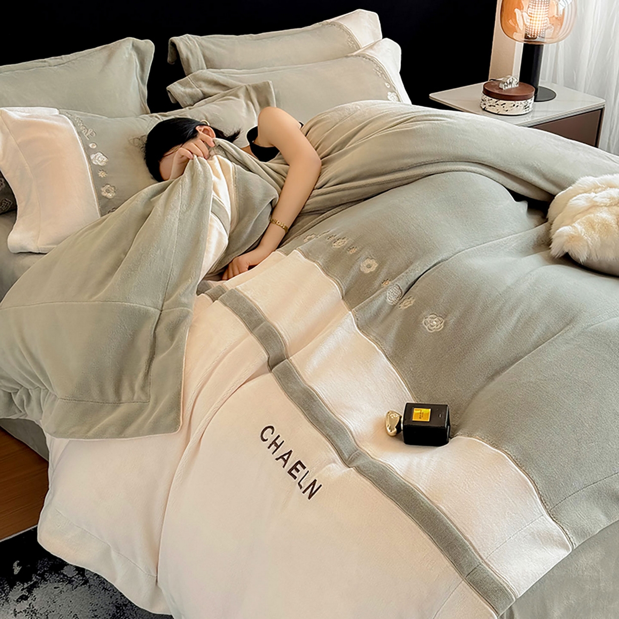 91家纺网 家纺一手货源 找家纺 （总）奥汀洛家纺 2025新款刺绣高克重牛奶绒工艺款四件套-慕斯