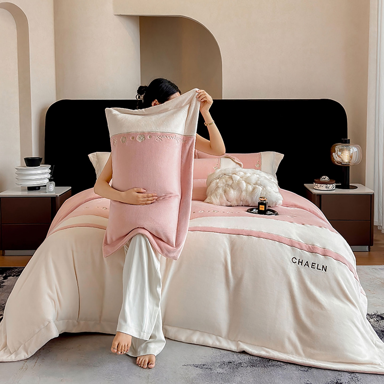 91家纺网 家纺一手货源 找家纺 （总）奥汀洛家纺 2025新款刺绣高克重牛奶绒工艺款四件套-慕斯