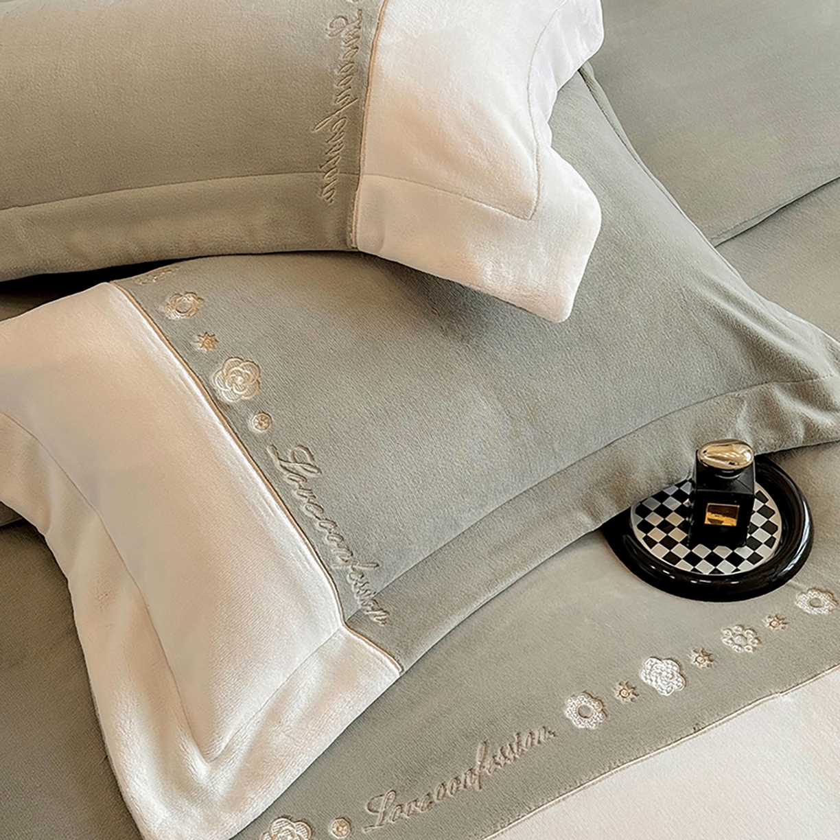 91家纺网 家纺一手货源 找家纺 （总）奥汀洛家纺 2025新款刺绣高克重牛奶绒工艺款四件套-慕斯