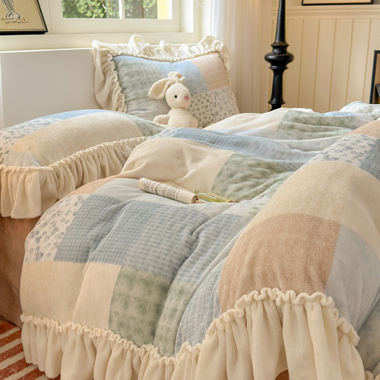 91家纺网 家纺一手货源 找家纺 十里居 2025新款法式田园风花边款牛奶绒四件套 法式田园-蓝