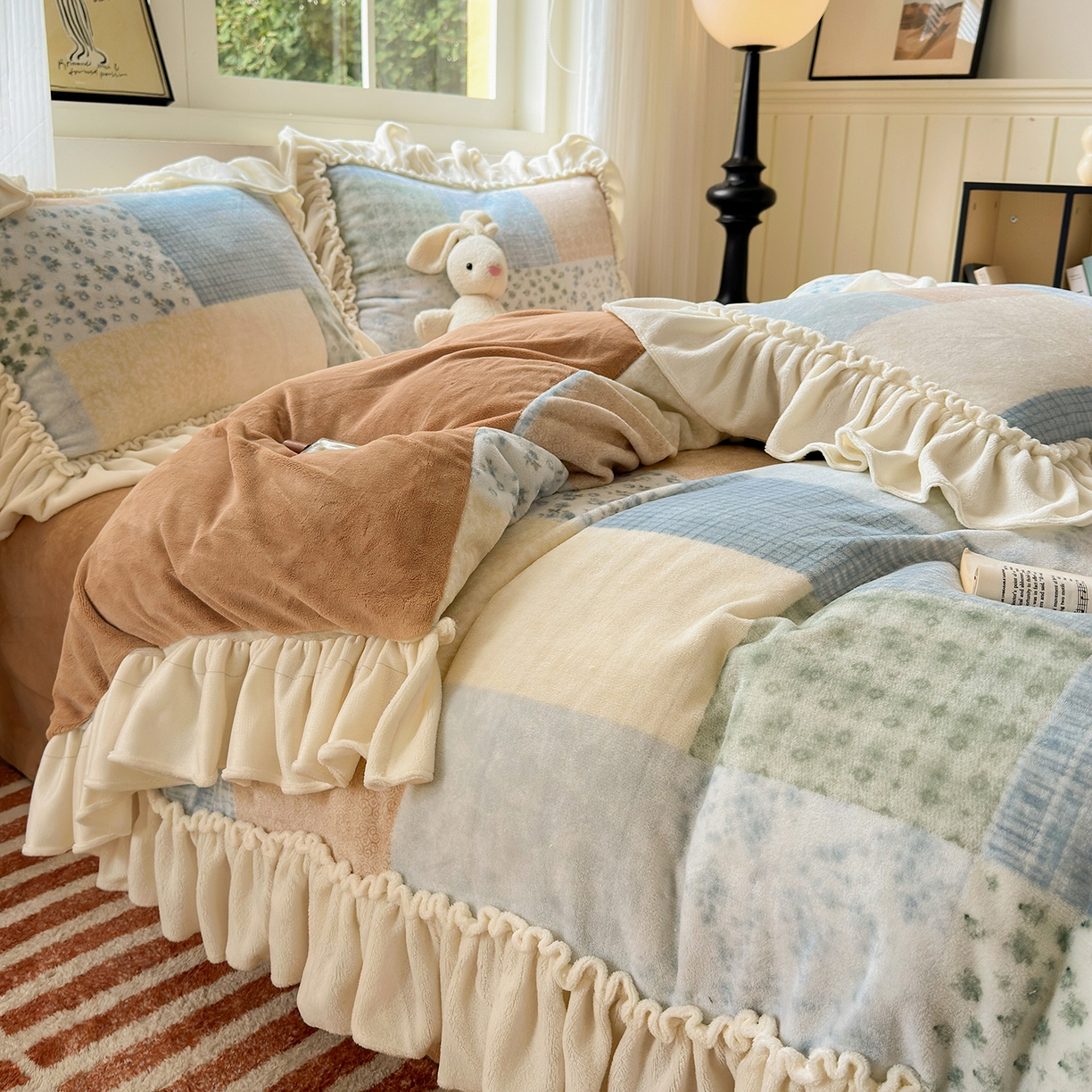 91家纺网 家纺一手货源 找家纺 十里居 2025新款法式田园风花边款牛奶绒四件套 法式田园-蓝