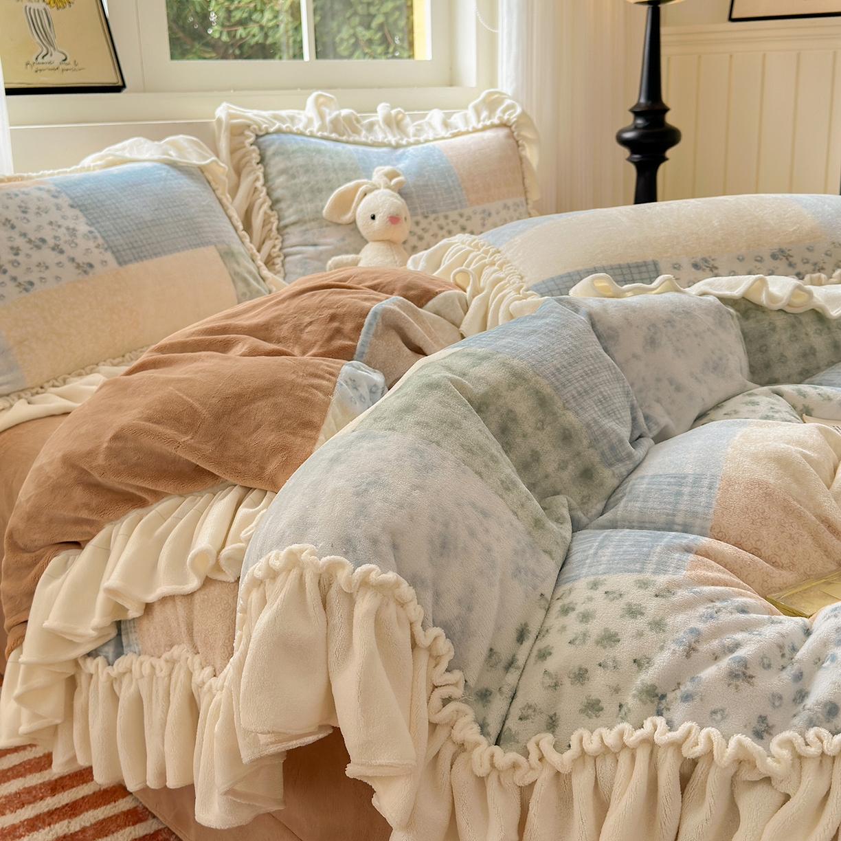 91家纺网 家纺一手货源 找家纺 十里居 2025新款法式田园风花边款牛奶绒四件套 法式田园-蓝