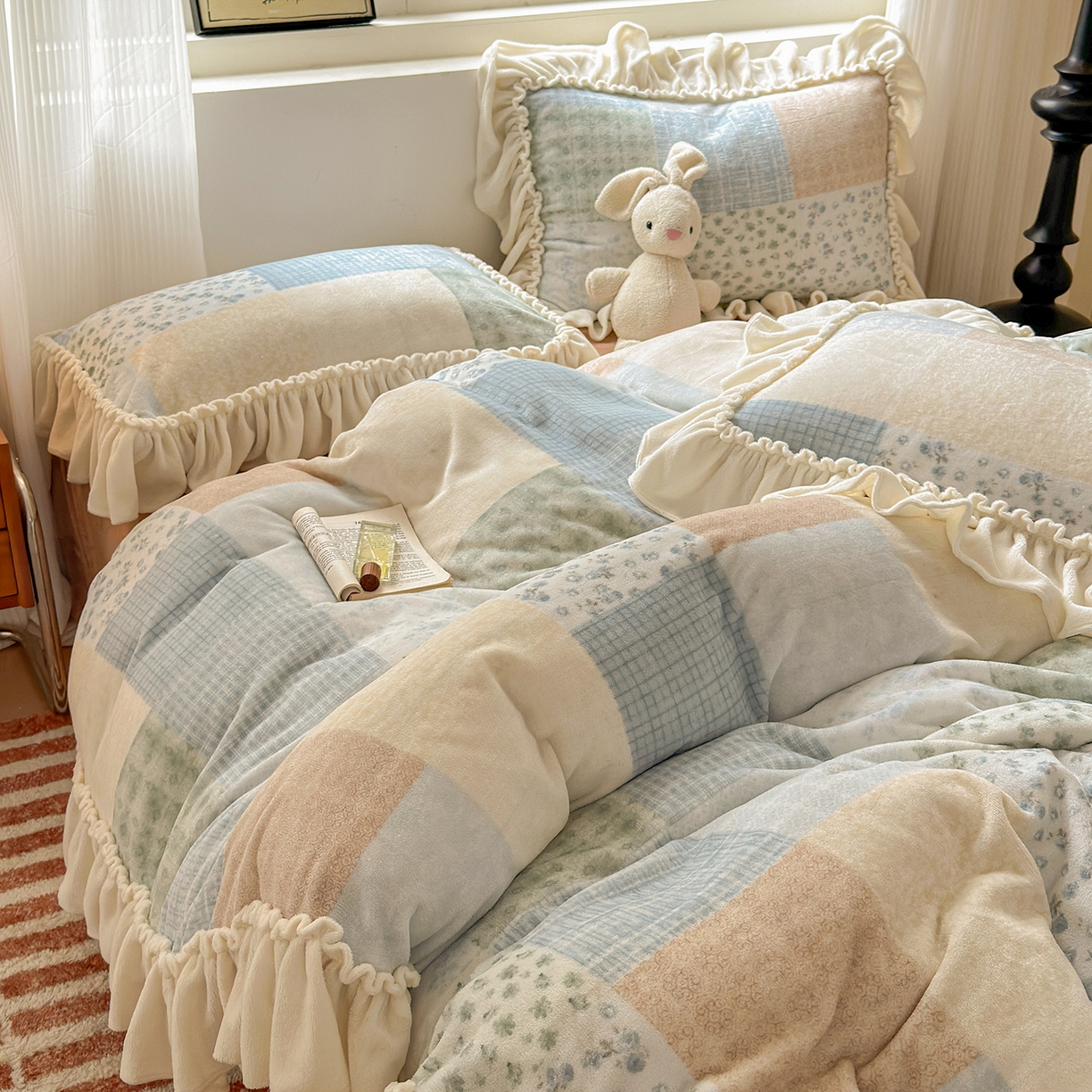 91家纺网 家纺一手货源 找家纺 十里居 2025新款法式田园风花边款牛奶绒四件套 法式田园-蓝