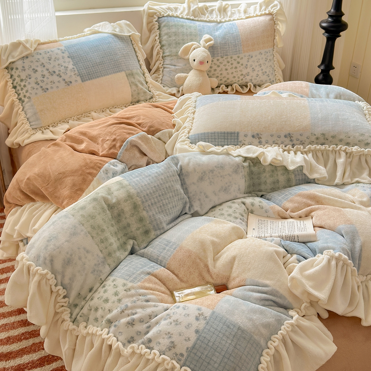 91家纺网 家纺一手货源 找家纺 十里居 2025新款法式田园风花边款牛奶绒四件套 法式田园-蓝