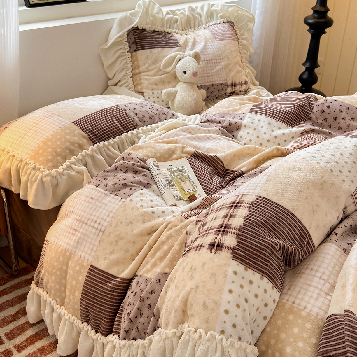 91家纺网 家纺一手货源 找家纺 十里居 2025新款法式田园风花边款牛奶绒四件套 法式田园-红