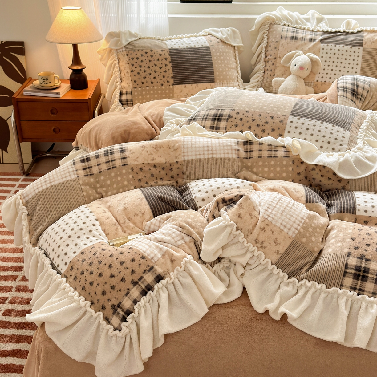 91家纺网 家纺一手货源 找家纺 （总）十里居 2025新款法式田园风花边款牛奶绒四件套