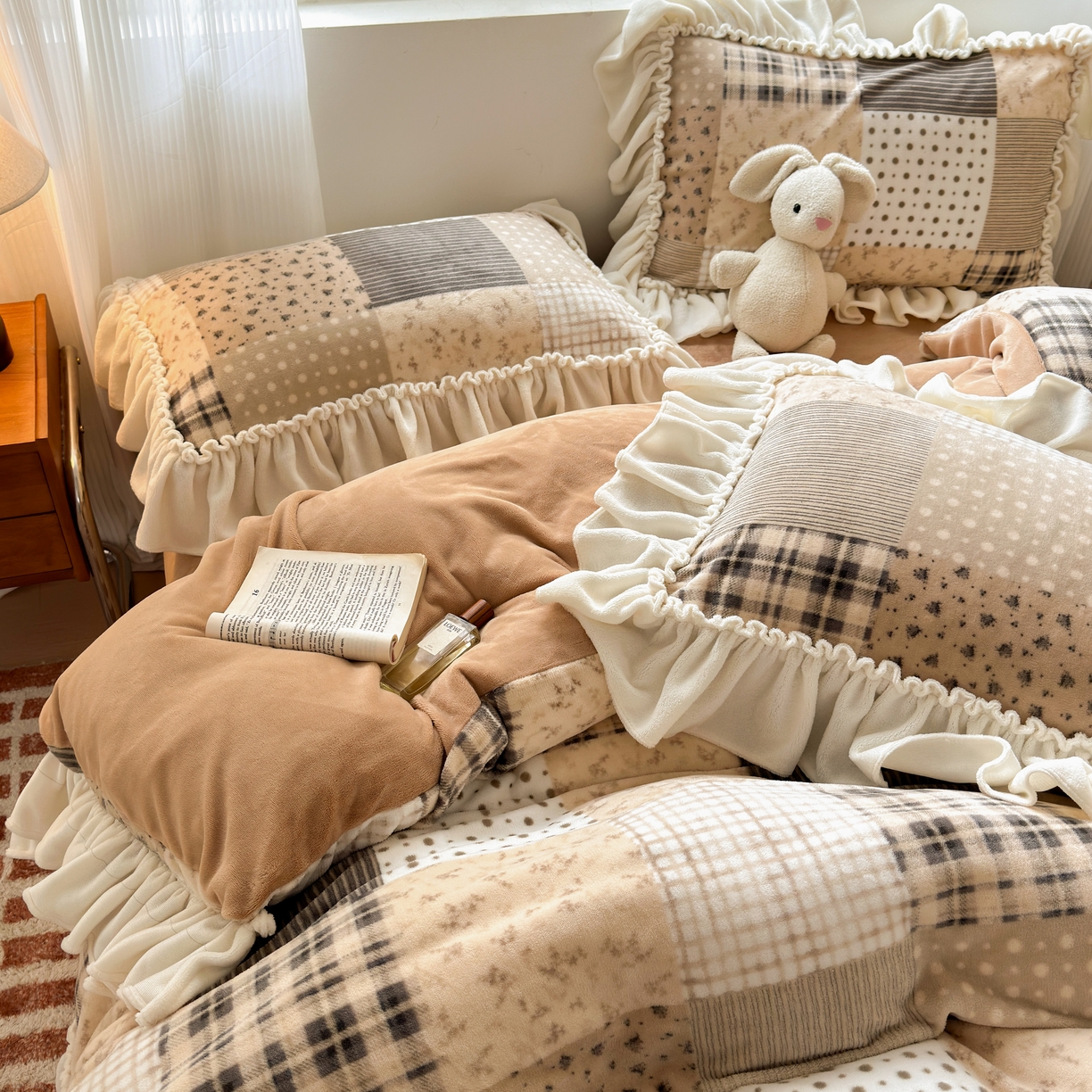 91家纺网 家纺一手货源 找家纺 （总）十里居 2025新款法式田园风花边款牛奶绒四件套